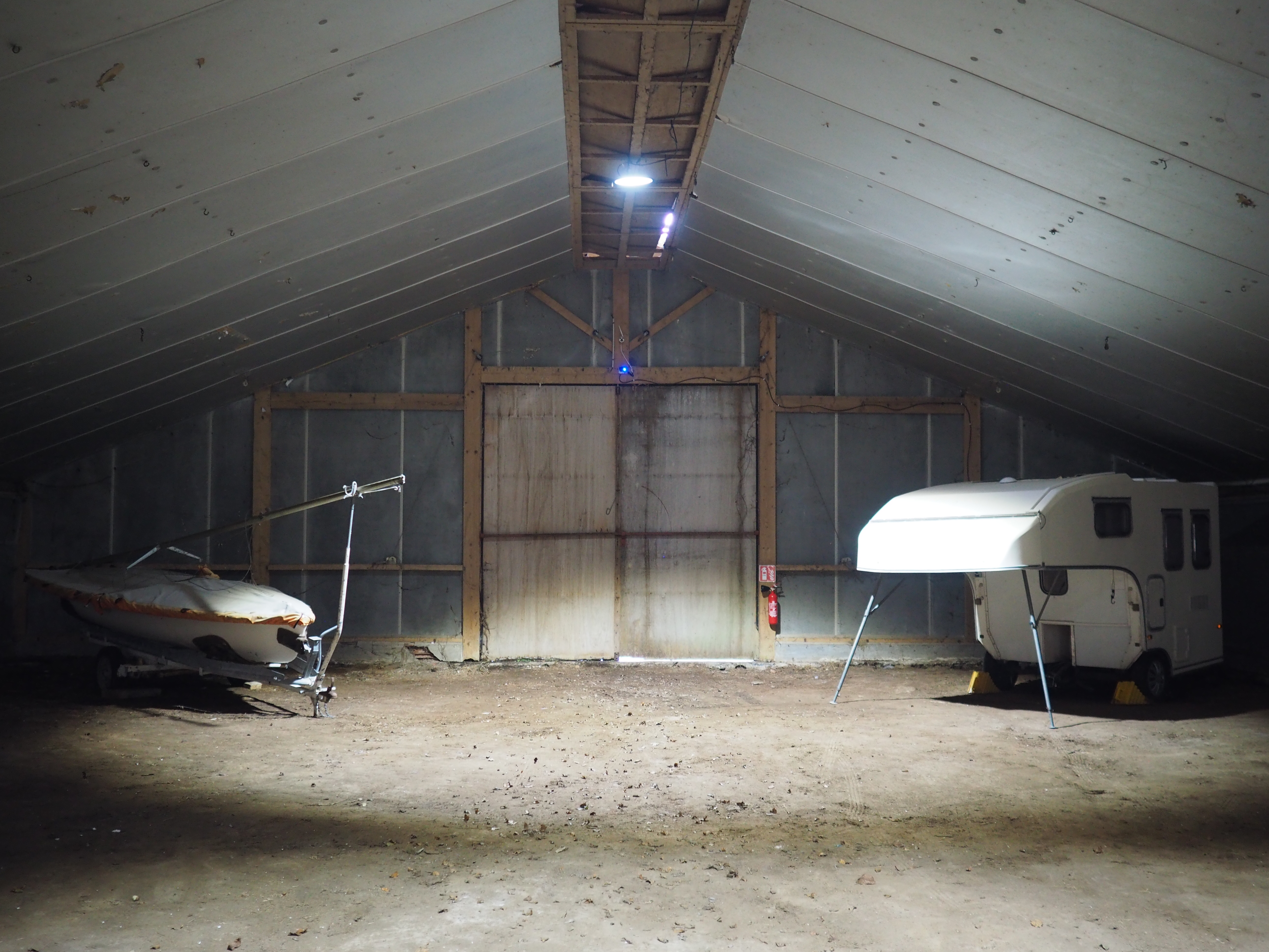 bateau et caravane dans un hangar fermé avec vidéosurveillance et extincteur pour la protection incendie