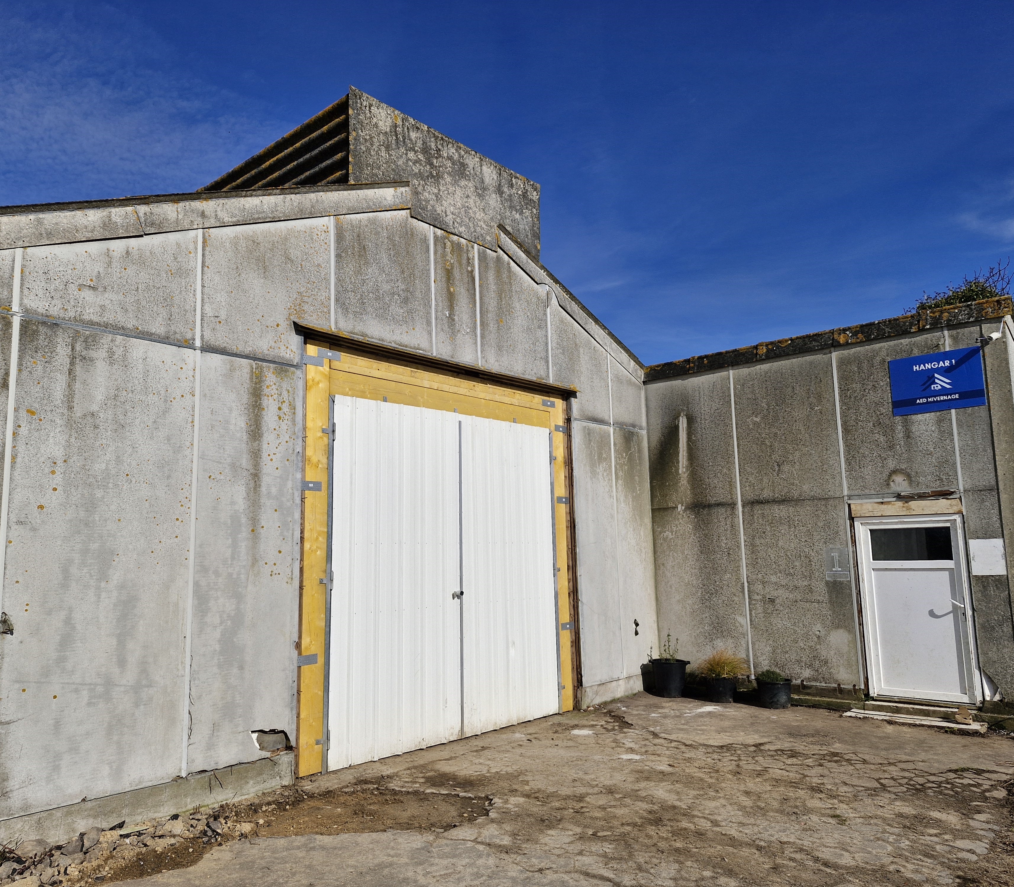 Hangar d'hivernage fermé avec une porte d'accès à serrure connectée et badge